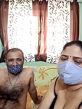 Snapshot of HoneyHush chatting on February 10, 11:09 am HoneyHush online show from February 10, 11:09 am