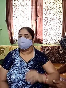 Snapshot of HoneyHush chatting on February 18, 6:11 am HoneyHush online show from February 18, 6:11 am