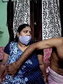 Snapshot of HoneyHush chatting on February 24, 1:12 pm HoneyHush online show from February 24, 1:12 pm