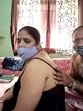 Snapshot of HoneyHush chatting on February 28, 5:18 am HoneyHush online show from February 28, 5:18 am