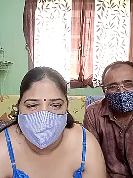 Snapshot of HoneyHush chatting on February 5, 7:15 am HoneyHush online show from February 5, 7:15 am