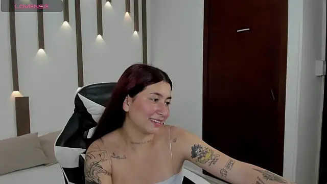 charlottee27  online show from April 9, 2:13 am