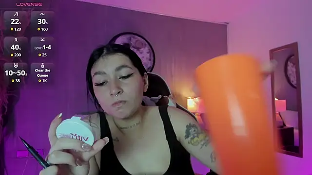 charlottee27  online show from May 27, 2:08 am