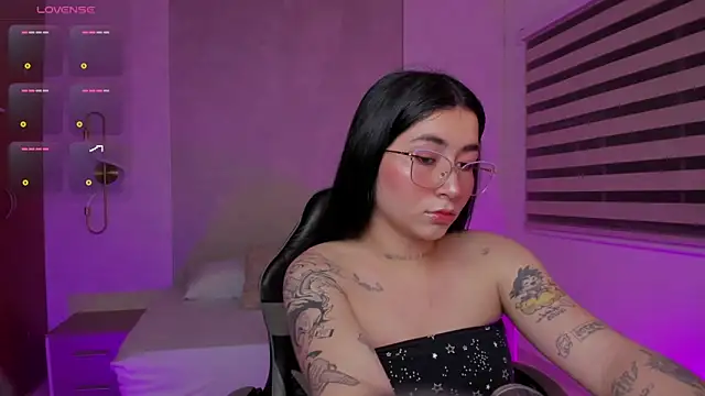charlottee27  online show from May 14, 2:08 am