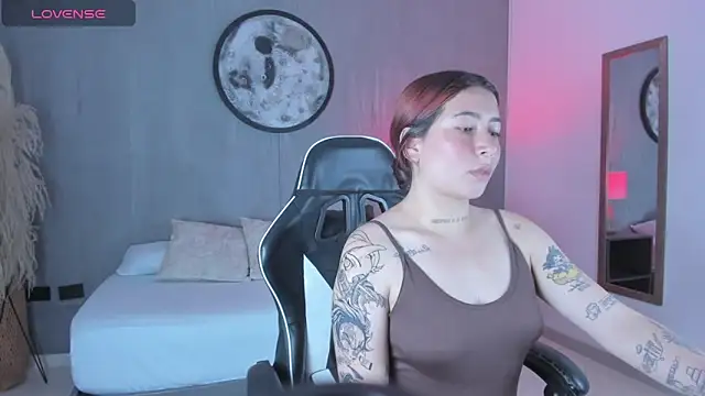 charlottee27  online show from February 22, 2:14 am