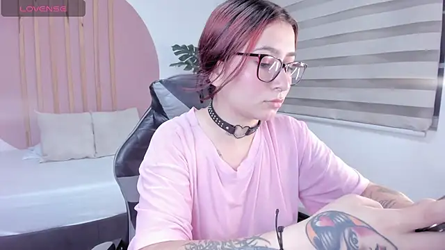 charlottee27  online show from February 6, 2:07 am