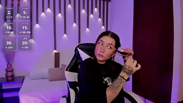 charlottee27  online show from April 11, 2:19 am