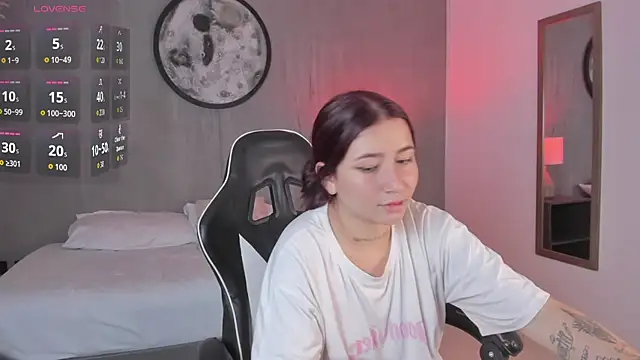 charlottee27  online show from March 1, 7:52 am