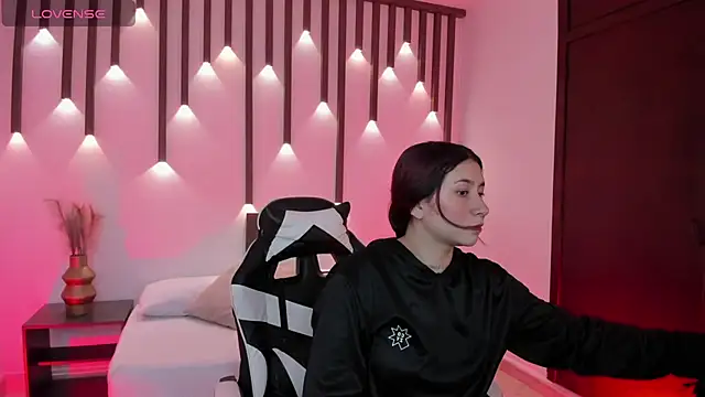 charlottee27  online show from April 23, 2:07 am