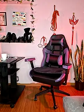 kenia thompsom01 online show from April 4, 9:27 am