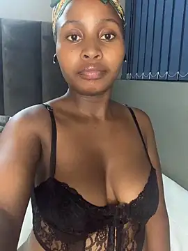 Snapshot of SexyLaylahx chatting on February 6, 1:23 am SexyLaylahx online show from February 6, 1:23 am