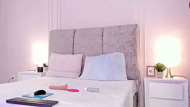 PenelopeSaenz  online show from March 31, 5:48 pm