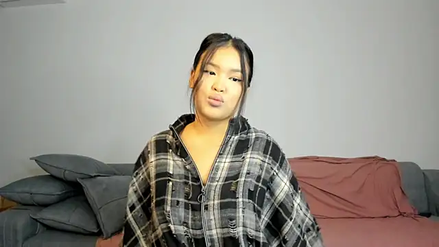 luna yum online show from February 8, 2:15 pm