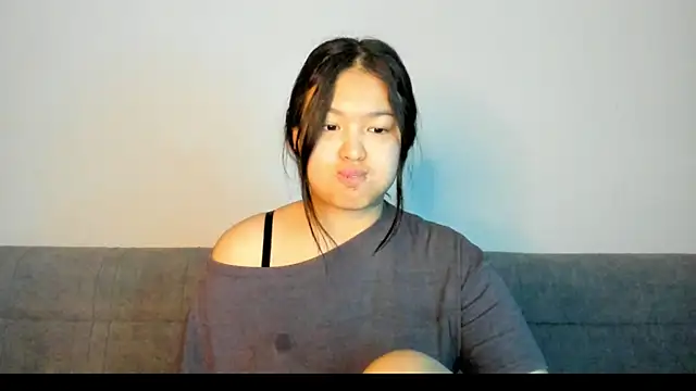 luna yum online show from February 26, 9:37 pm