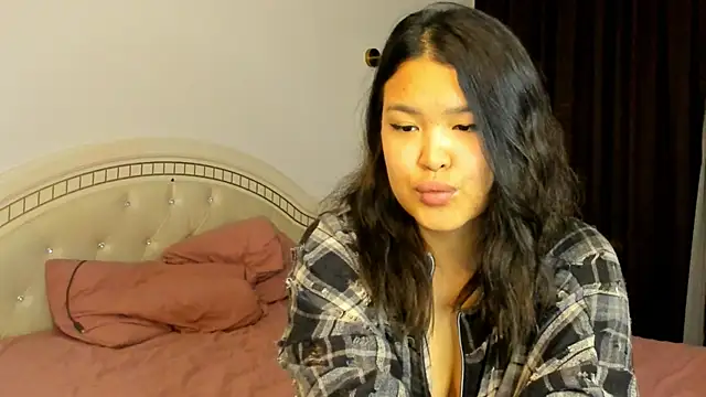 luna yum online show from February 14, 7:25 pm