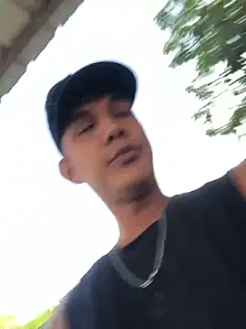 Snapshot of _Usher chatting on February 24, 10:10 pm Usher online show from February 24, 10:10 pm