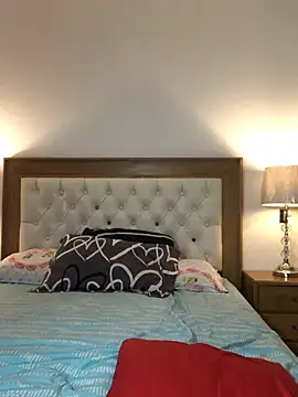 Snapshot of _Usher chatting on February 21, 3:19 am Usher online show from February 21, 3:19 am