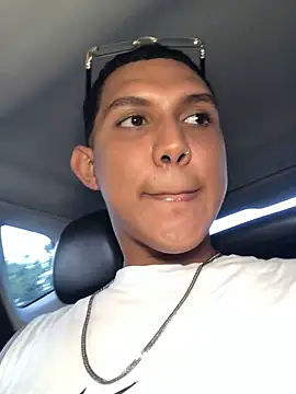 Snapshot of _Usher chatting on February 21, 10:12 pm Usher online show from February 21, 10:12 pm