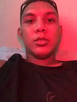 Snapshot of _Usher chatting on March 1, 9:26 pm Usher online show from March 1, 9:26 pm