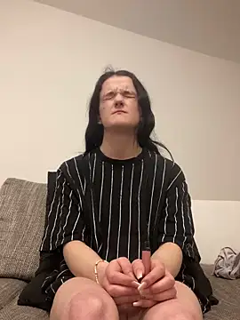 Snapshot of LeonieClaire chatting on February 28, 5:12 pm LeonieClaire online show from February 28, 5:12 pm