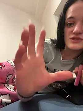 Snapshot of LeonieClaire chatting on February 15, 10:41 pm LeonieClaire online show from February 15, 10:41 pm