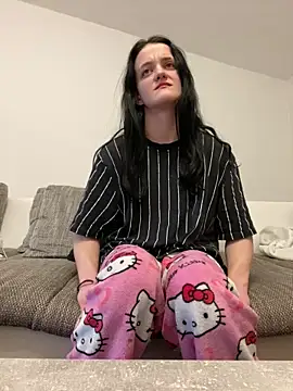 Snapshot of LeonieClaire chatting on February 18, 8:33 am LeonieClaire online show from February 18, 8:33 am