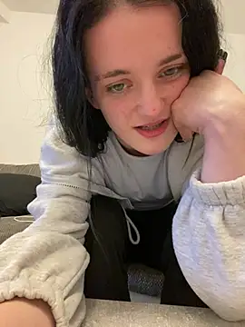 Snapshot of LeonieClaire chatting on February 17, 4:26 pm LeonieClaire online show from February 17, 4:26 pm