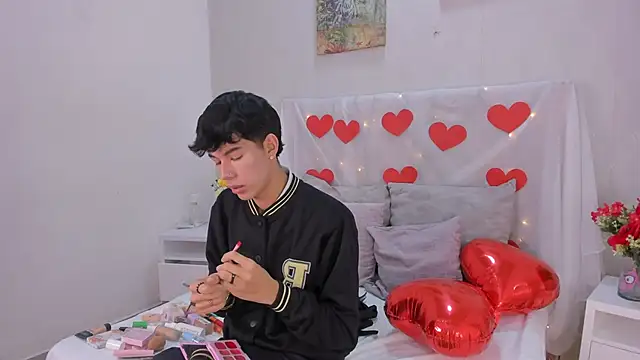 Snapshot of noah_lewiss chatting on February 17, 10:56 am noah lewiss online show from February 17, 10:56 am