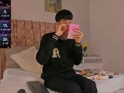 Snapshot of noah_lewiss chatting on February 23, 10:49 am noah lewiss online show from February 23, 10:49 am