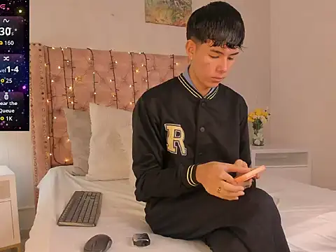 Snapshot of noah_lewiss chatting on February 25, 10:37 am noah lewiss online show from February 25, 10:37 am