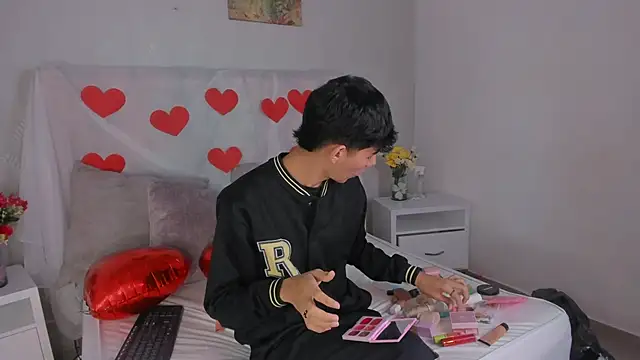 Snapshot of noah_lewiss chatting on February 18, 11:17 am noah lewiss online show from February 18, 11:17 am