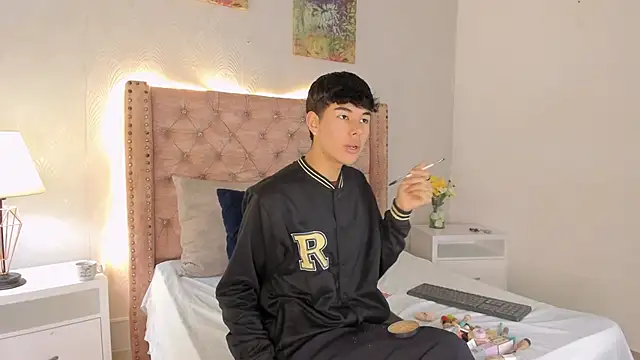 Snapshot of noah_lewiss chatting on February 13, 10:37 am noah lewiss online show from February 13, 10:37 am