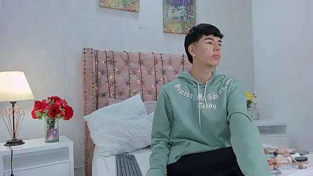 Snapshot of noah_lewiss chatting on February 20, 10:39 am noah lewiss online show from February 20, 10:39 am