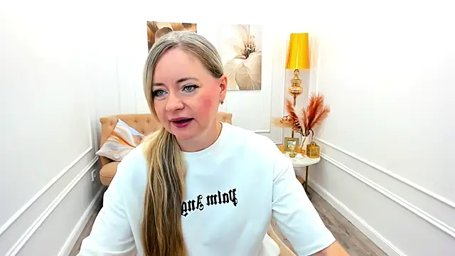 Snapshot of CharlotteKerti chatting on June 27, 11:49 am CharlotteKerti online show from June 27, 11:49 am