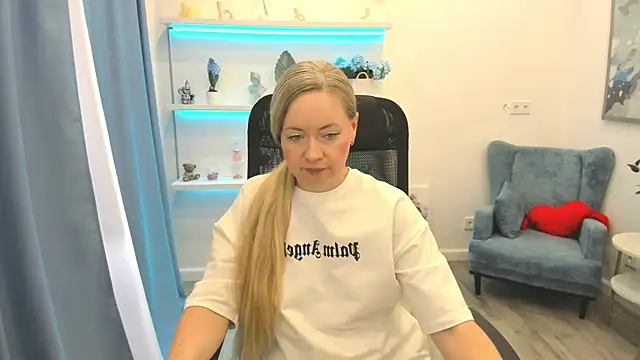 Snapshot of CharlotteKerti chatting on June 17, 11:42 am CharlotteKerti online show from June 17, 11:42 am