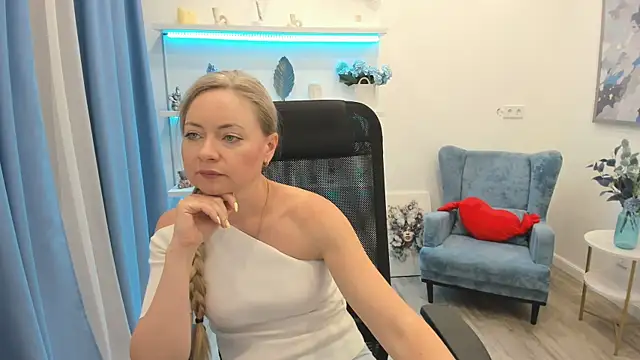 Snapshot of CharlotteKerti chatting on May 27, 12:01 pm CharlotteKerti online show from May 27, 12:01 pm