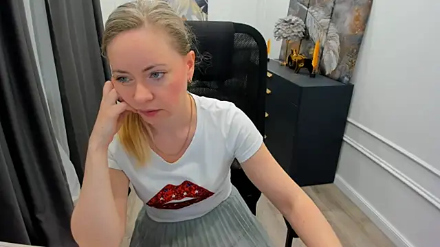 Snapshot of CharlotteKerti chatting on May 18, 11:48 am CharlotteKerti online show from May 18, 11:48 am