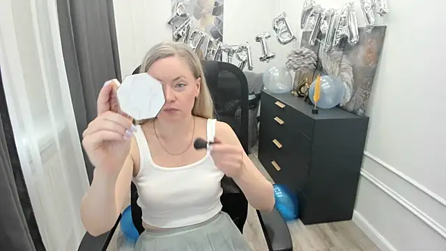 Snapshot of CharlotteKerti chatting on May 20, 11:40 am CharlotteKerti online show from May 20, 11:40 am