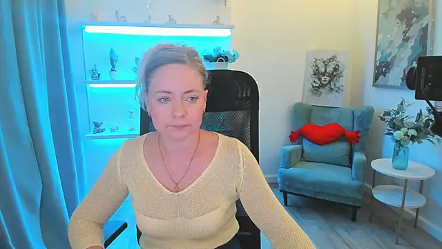 Snapshot of CharlotteKerti chatting on June 13, 7:34 pm CharlotteKerti online show from June 13, 7:34 pm