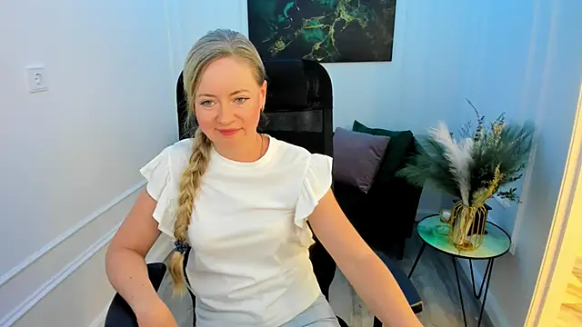 Snapshot of CharlotteKerti chatting on May 25, 5:44 pm CharlotteKerti online show from May 25, 5:44 pm