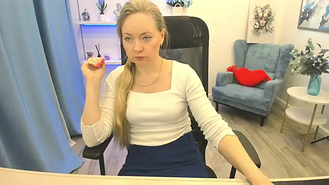 Snapshot of CharlotteKerti chatting on April 14, 11:37 am CharlotteKerti online show from April 14, 11:37 am