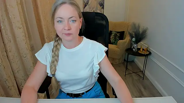 Snapshot of CharlotteKerti chatting on June 8, 7:47 pm CharlotteKerti online show from June 8, 7:47 pm