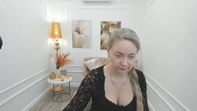 Snapshot of CharlotteKerti chatting on April 20, 11:24 am CharlotteKerti online show from April 20, 11:24 am