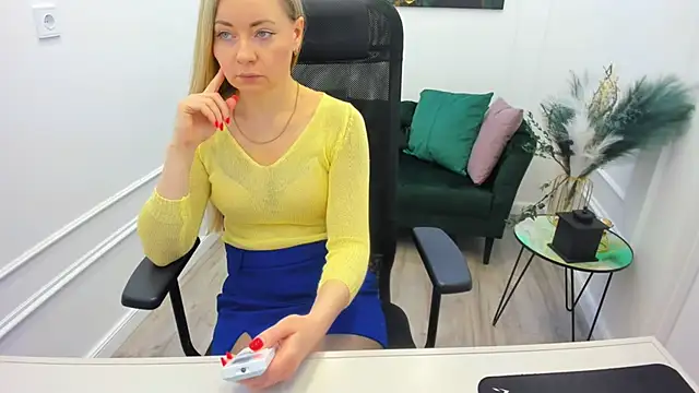 Snapshot of CharlotteKerti chatting on April 22, 11:39 am CharlotteKerti online show from April 22, 11:39 am
