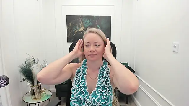 Snapshot of CharlotteKerti chatting on May 23, 11:42 am CharlotteKerti online show from May 23, 11:42 am