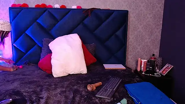 Lia tomson online show from March 17, 6:00 pm