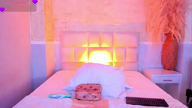 valeriekhaleesi online show from April 9, 8:15 pm