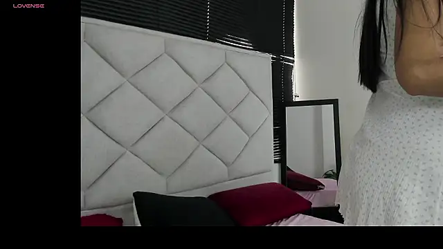 Layla Charlotte online show from March 26, 7:45 pm