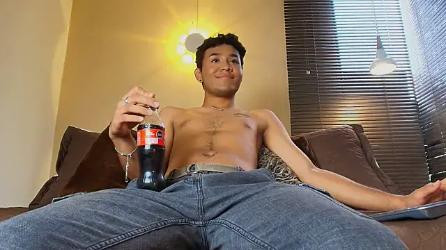 Snapshot of Damon_Salvarote_S chatting on February 13, 7:58 pm Damon Salvarote S online show from February 13, 7:58 pm