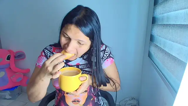 Snapshot of alys_love chatting on July 14, 4:35 pm alys love online show from July 14, 4:35 pm